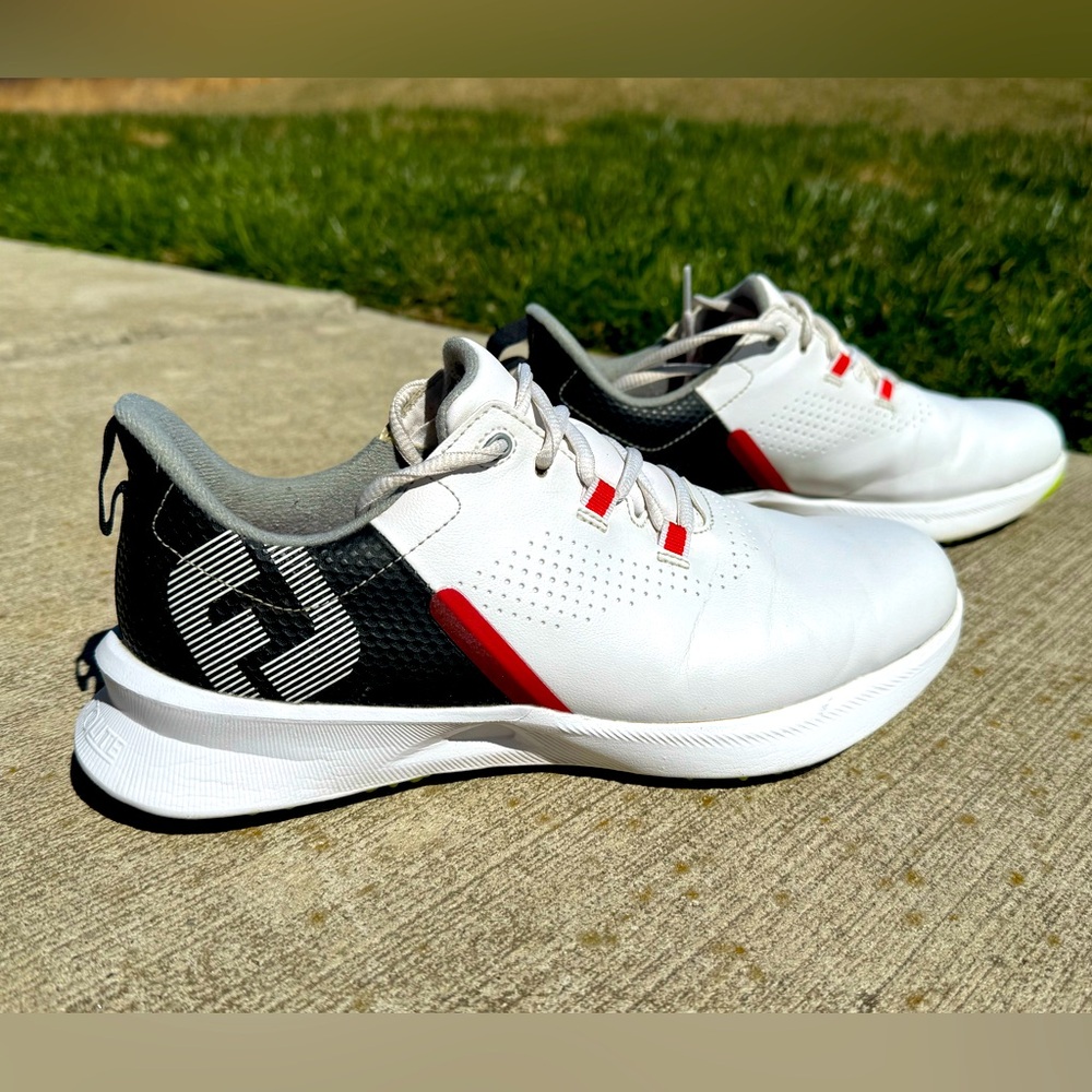 FootJoy Youth Fuel spikeless golf shoes, size 6